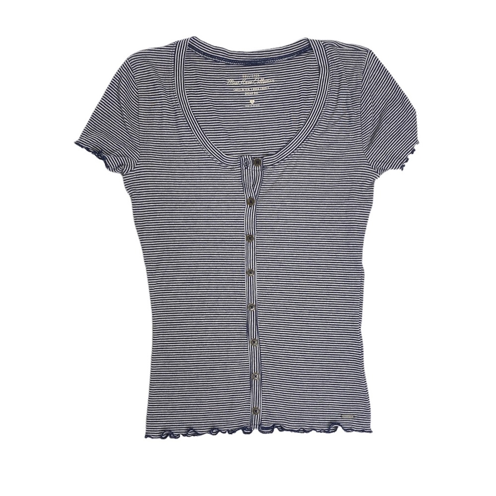 Hollister’s “Must Have Collection” striped, fitted, button-up tee! 🖤